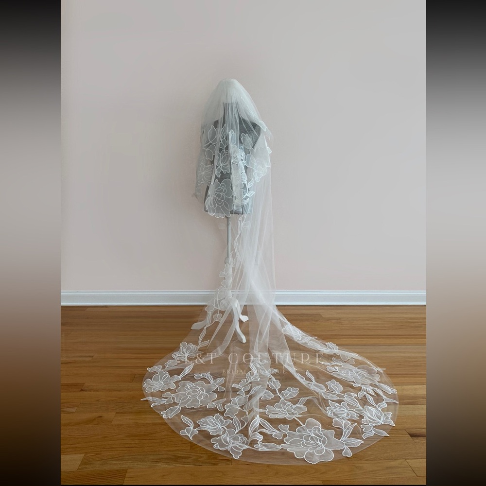 Elegant White Floral Lace Bridal Veil by